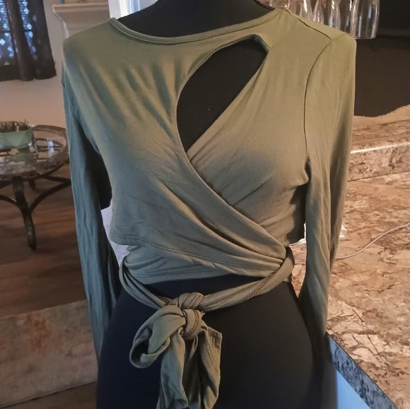Olive Green Wrap Top. Fashion Nova Sexy Xl - Picture 2 of 5